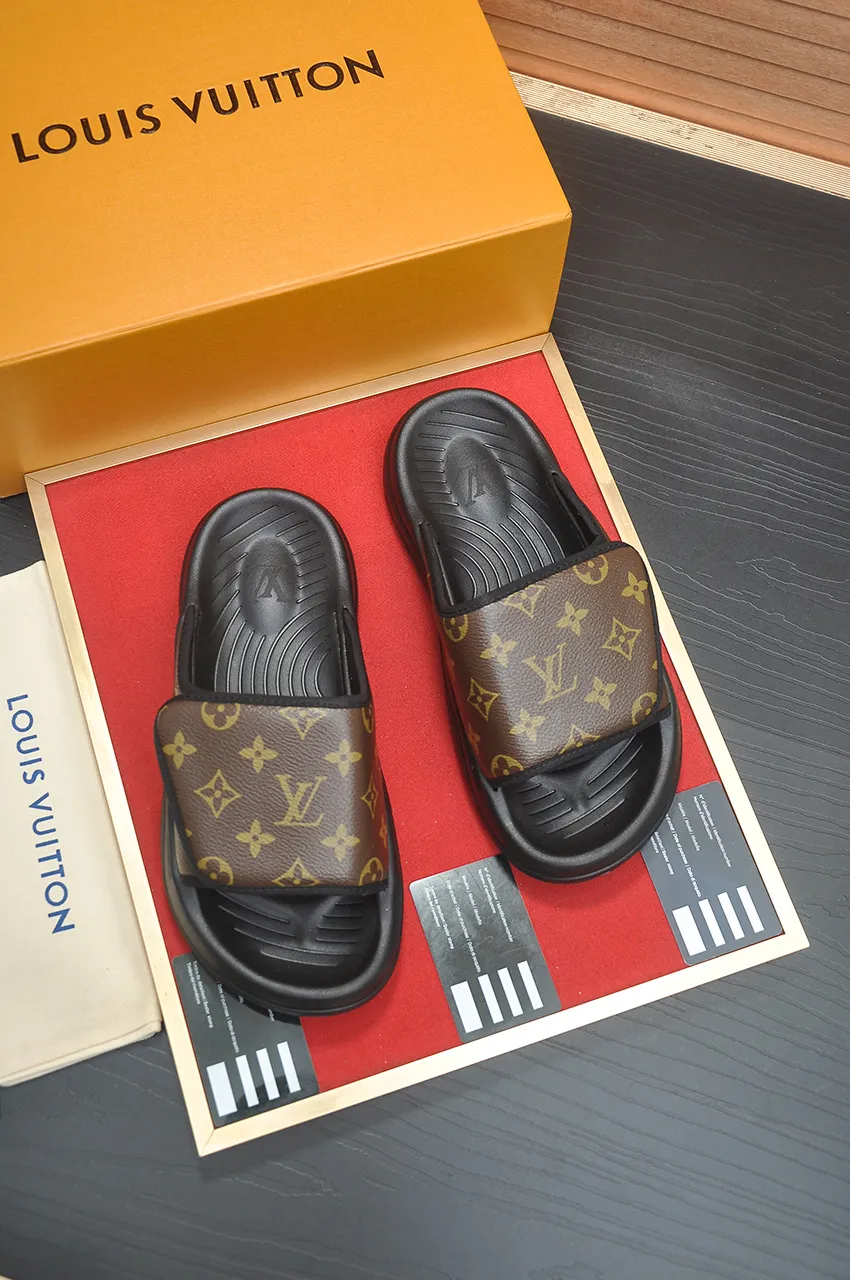 Men's men's shoes 💰340💶 [Louis Vuitton LV slippers] (high-end cowhide) counter 1:1 fashion style, a must-have for summer! The designer used LV’s iconic outsole. The original simple slippers instantly become fashionable! The upper is made of flexible special cowhide leather straps alternately, and the workmanship is exquisite! A must-have for stylish men in summer, size 38-45 (45 customized)